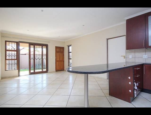 3 BEDROOM TOWNHOUSE FOR SALE IN THATCHFIELD